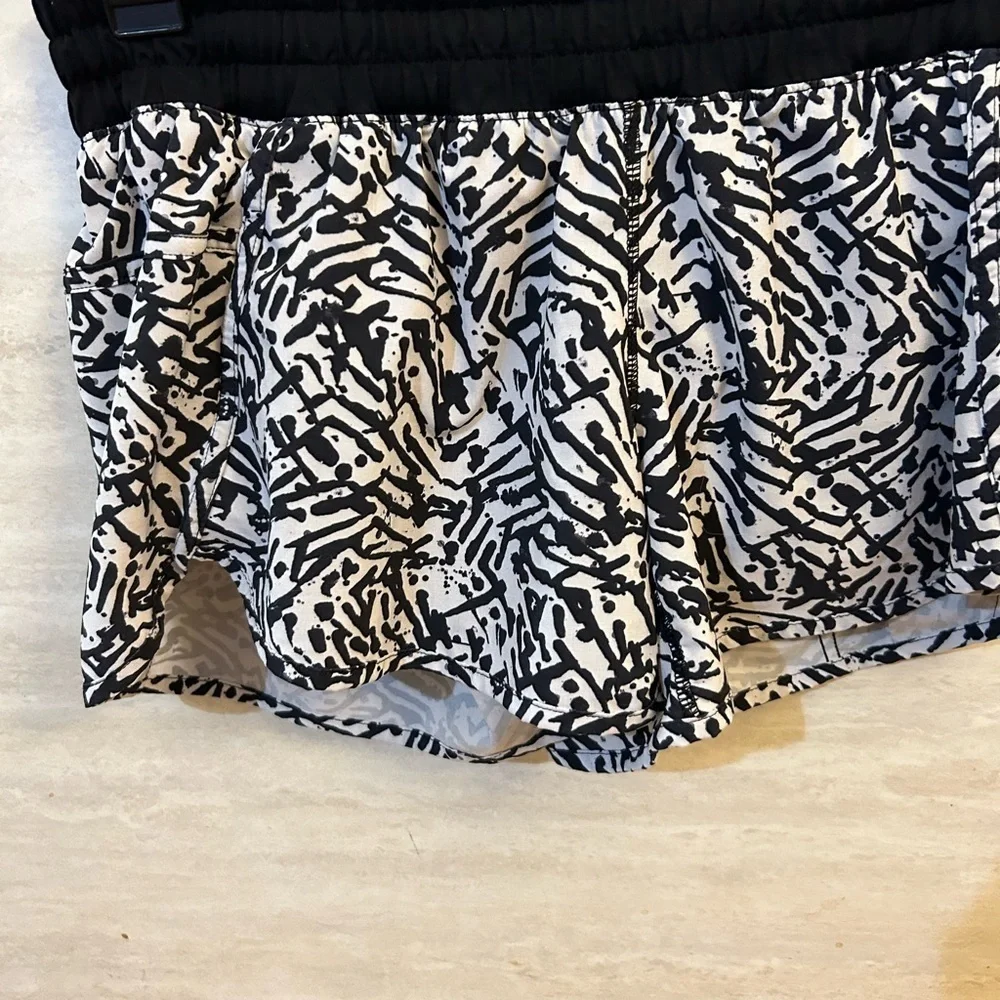Lululemon Tracker Short 111 4 Way Athletic Black and White Shorts